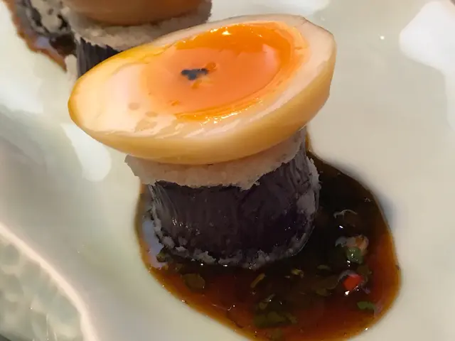 茶燻流心蛋伴黑魚子醬配厚切茄子