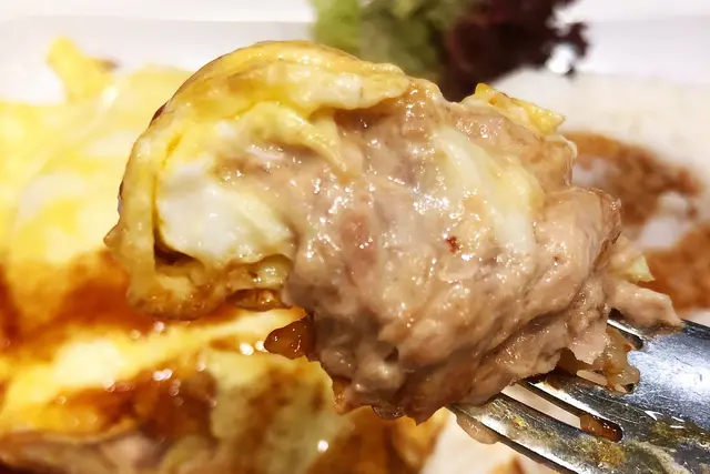 玉子燒入面放吞拿魚,味道非常配合! 外表是燒香的雞蛋,上邊淋上了一些日式醬汁。咬下去嘅時候,每一啖都係吞拿魚肉碎,而且混合了流心滑蛋👀,口感非常細膩,啱晒夏天嘅時候食。