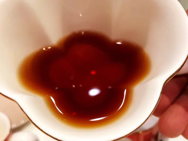 個人不會加奶,這樣才能感受到茶香及保留其深紅褐色。