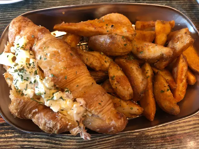 吞拿魚蛋沙律牛角酥連薯角