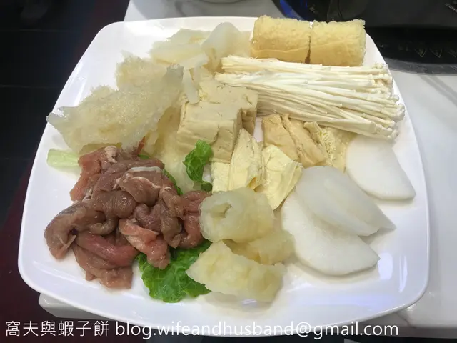 魚肚、豬皮、牛柏葉、金菇、蜂巢豆腐、脆響鈴卷和蘿蔔等