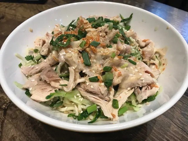 青瓜絲切功幼細,雞絲不會柴皮,冷麵煙韌