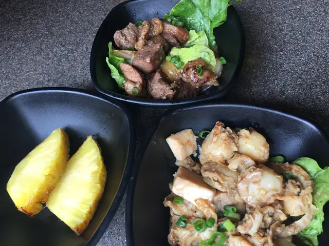 XO醬炒墨魚咀,爽口入味;牛油蒜香炒帶子,烤有機菠蘿