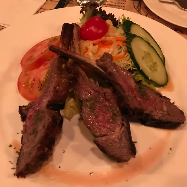 招牌烤羊架 配 雜菜沙律