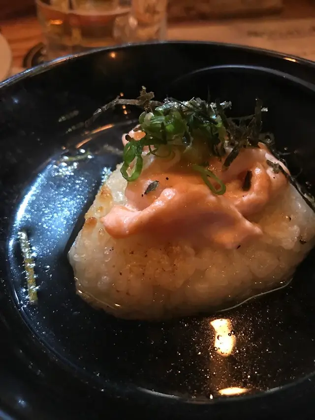 作為結尾非常合適，三文魚嫩，燒飯團即使浸湯仍然有良好的口感。