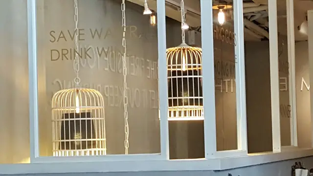 店內以金色為主