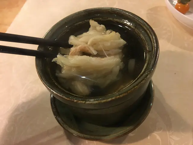 原盅燉姬松茸淮山燉甘筍黑毛豚肉湯