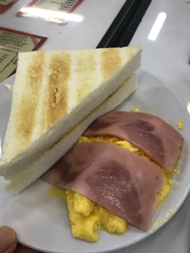 多士香脆，炒蛋嫩，火腿普通