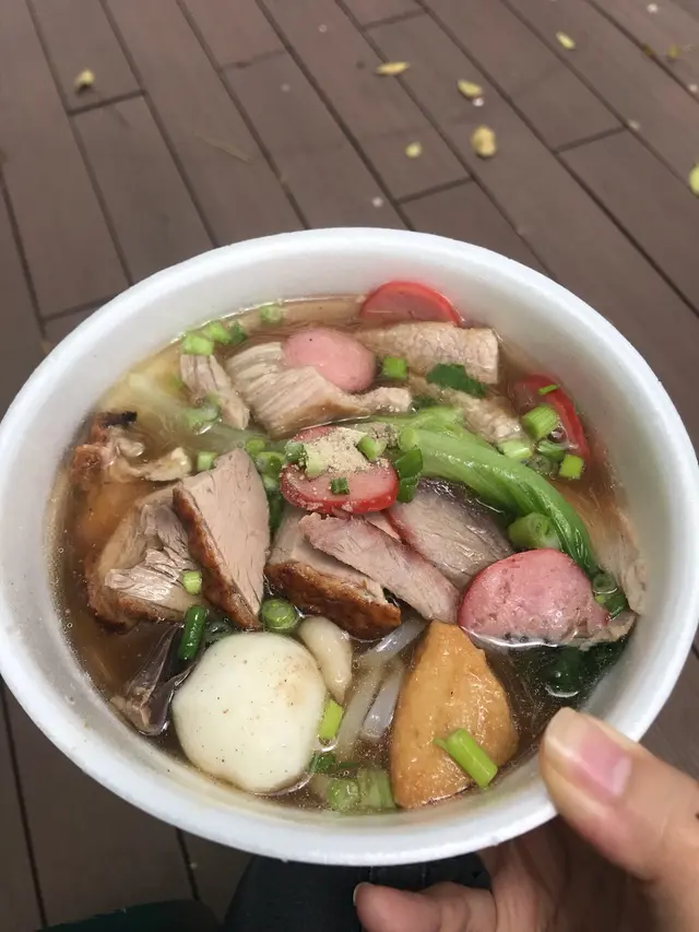 雜錦河粉（只是個人喜好Request多鴨❤️)，我的大碗粉有燒鴨、叉燒、豬頸肉、紅腸、雞腎、魚蛋、炸魚角、生菜及河粉