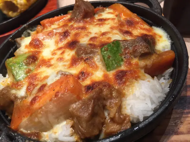 咖喱牛肉温泉蛋芝士鐵板焗飯