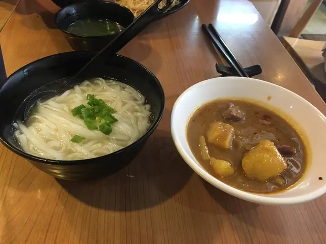 招牌牛腩咖哩汁湯河