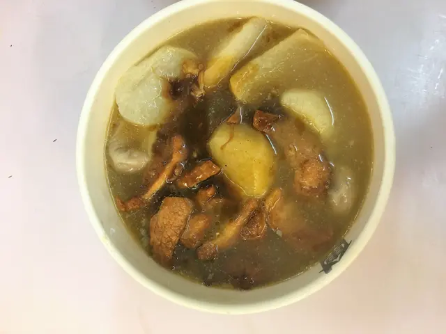 豬頸肉+蘿白+魚皮餃粗麵(加腩汁)