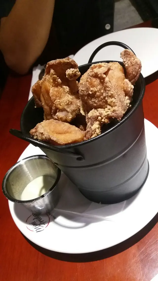 炸雞超大件，大大啖咬落去啲雞油仲出滴曬出泥配埋個“嘩沙Pi”醬，超好味😍必食小食推薦
