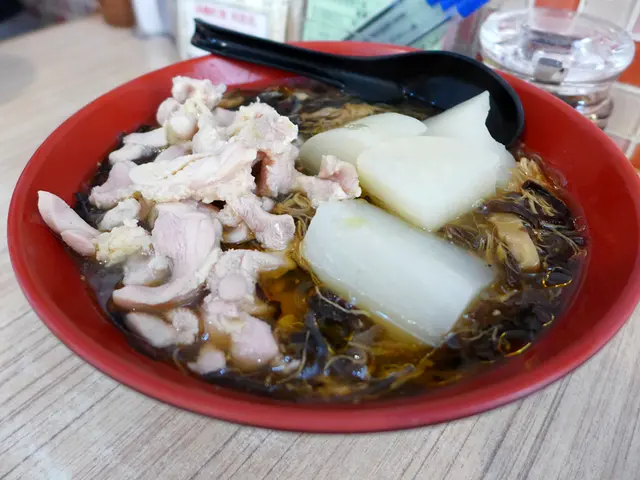 雞絲碗仔翅湯底車仔麵配兩餸