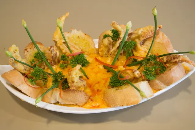 香濃的泰式咖喱配埋炸到金黃色的軟殻蟹，再點法式麵包加埋一起吃。食完一舊即刻想食第二舊