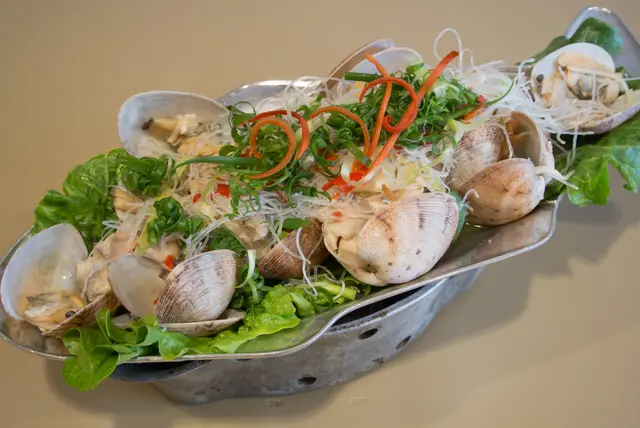 慢火熱住，暖暖地。D粉絲仲索囇啲蜆汁。好鮮甜