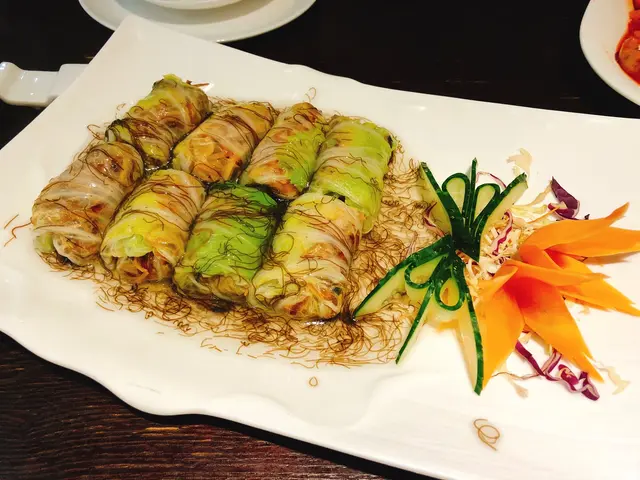 生菜包住條狀菇菌淋上髮菜汁，有啲痴牙