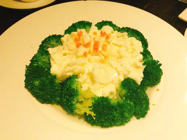 蛋白煮得有啲老，不過西蘭花好脆好好食