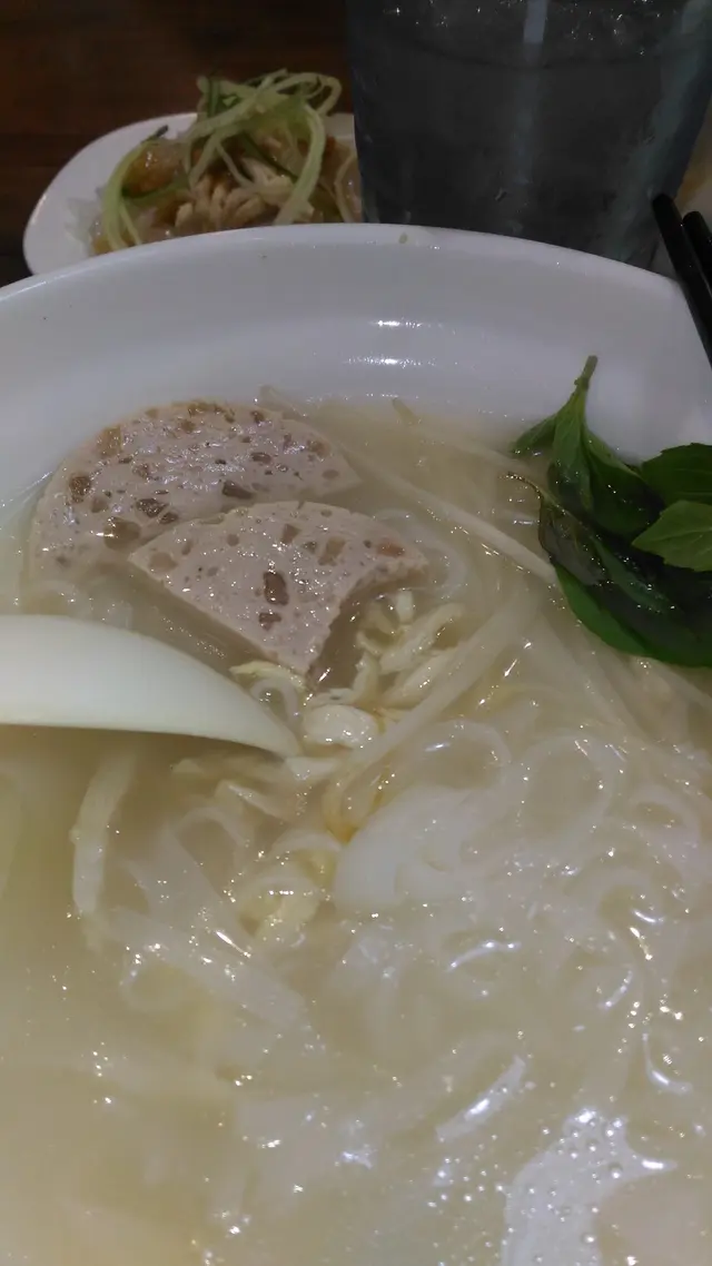 肯定扎肉沒變壞...但極難食,有古怪味,,嚐一已放棄了,,,,而事實碗粉用料極少,直徑5CM的半圓片3片..再加鷄絲極少量(半隻豉油碟都裝唔滿)...唉....何來值$43??