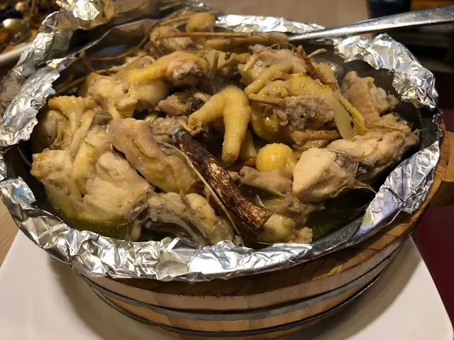 五指毛桃味道如椰子的清香，色香味俱全，沒有藥材的味道，卻有植物的清香雞肉滑嫩，瘦而不柴，肥而不膩，清香潤胃，滋補身體。