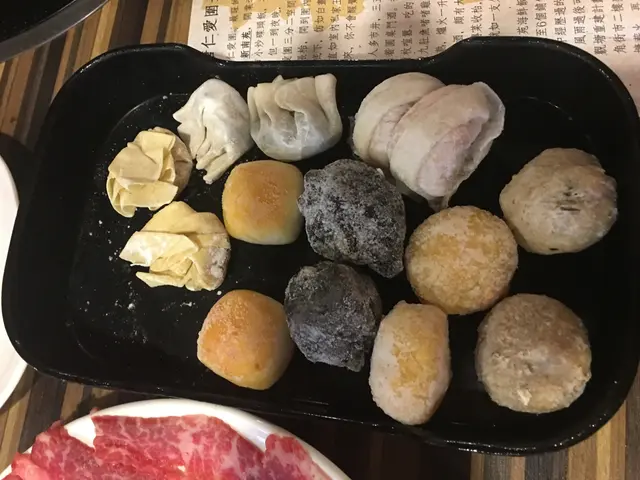 鮮蝦雲吞、芝士丸、墨汁墨魚丸、貢丸及沙拉包心丸