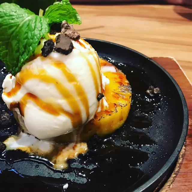 鐵板菠蘿燒伴雪糕