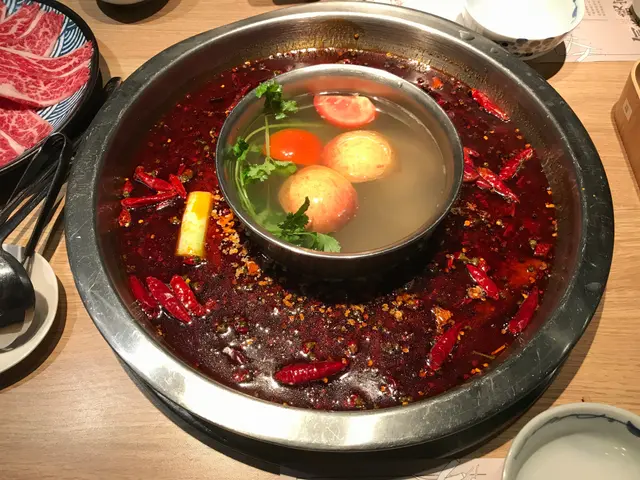 鴛鴦鍋(麻辣大紅鍋 & 特色香果鍋)