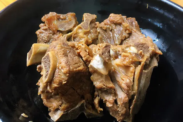 有膠手套附送,可以俾你揸住舊骨頭不停絕絕絕絕🤤!基本上,這個菜式是幾個大脊骨,然之後用醬汁不停煮成。包住脊骨肌肉,軟林林、又鬆軟,非常香口。