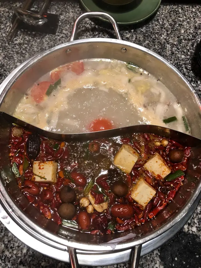 酸菜白肉鍋拼麻辣鍋(小辣)
