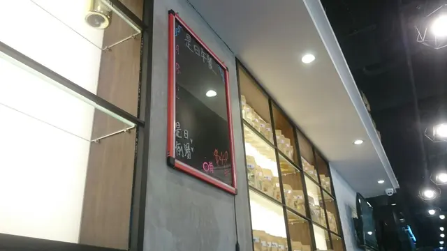 是日無午餐，但可以叫外賣餐。店內仲有自家製曲奇曲餅。