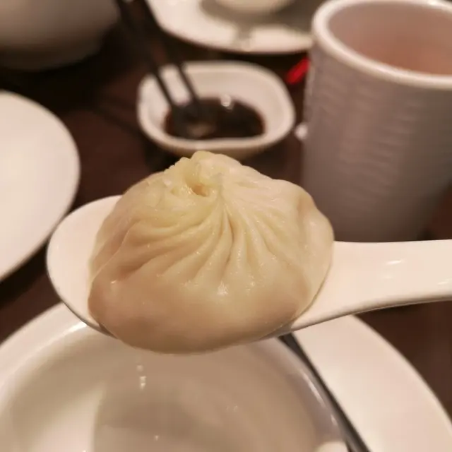 小籠包$36 皮既厚薄度岩岩好，點夾都唔怕散流哂d湯出黎