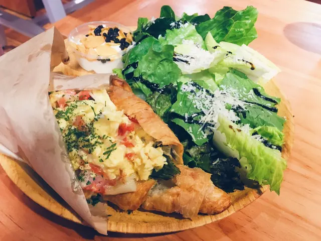 仿蟹滑蛋香草包配乳酪沙律