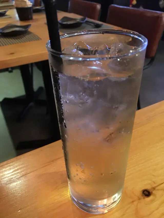 一坐底為全場所有女士送上一柸「摺骨木花梳打」,女侍應話因為好適合女士飲。第一次聽摺骨木花,味道幾清爽好味,好特別!!