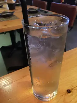 一坐底为全场所有女士送上一柸「折骨木花梳打」，女侍应话因为好适合女士饮。第一次听折骨木花，味道几清爽好味，好特别！！