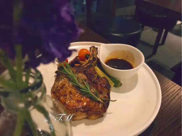 烤伊比利亞黑毛豬安配法式黑醋蜜糖汁