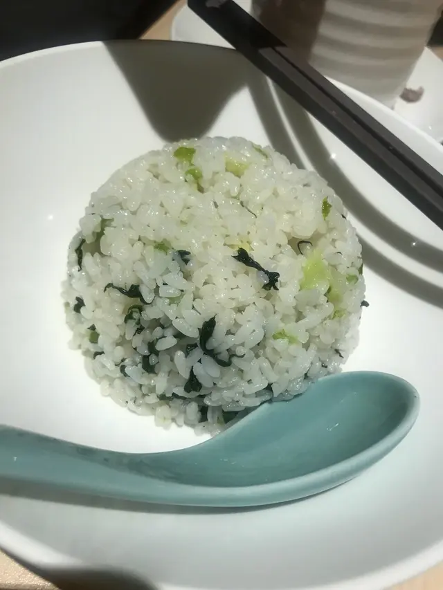 菜飯硬身，部份未煮開。