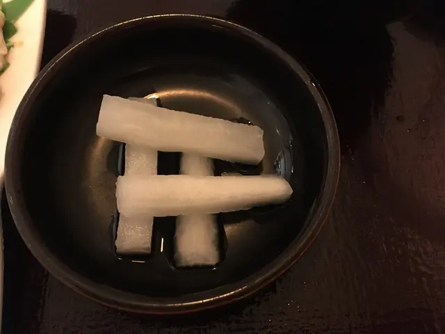 酸咪咪的醃漬蘿蔔可中和魚油的油膩感