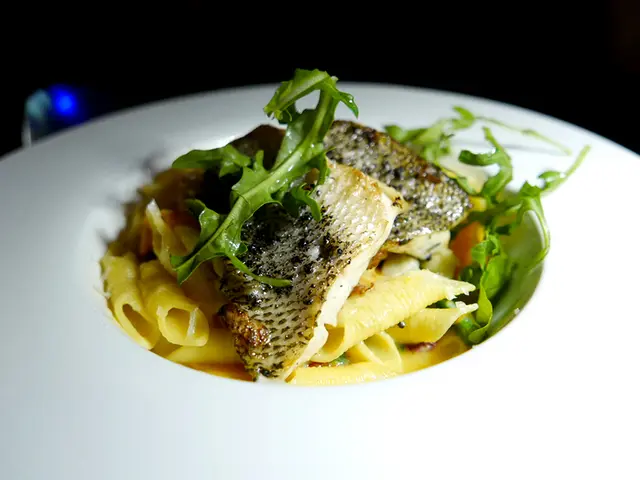 黑松露菌醬烤海鱸魚柳、煙肉、燒南瓜、車厘茄、芥蘭苗、帕馬臣芝士汁捲紙通粉