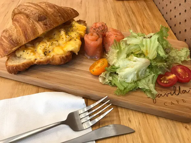 煙三文魚配雙倍味噌芝士炒蛋牛角包