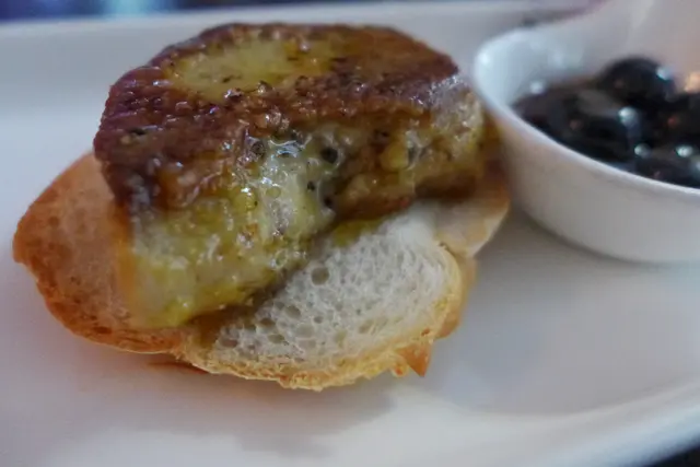 香煎法國鵝肝配焦糖酒醋藍莓