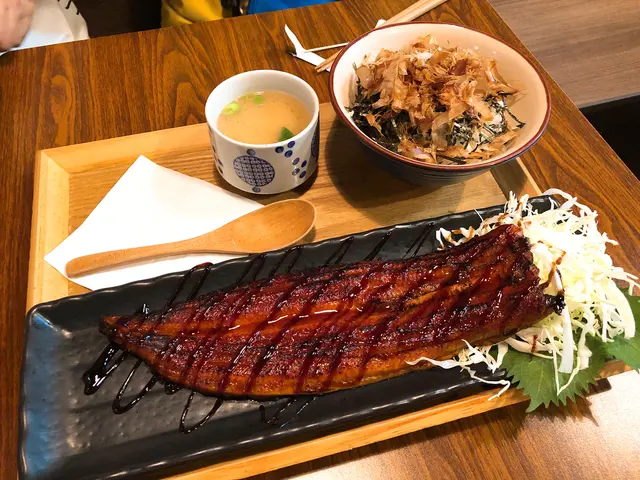 鰻魚燒得不老，吃下去很好吃，再加上醬汁配搭，是難得一見的和食。貓飯牛油味很香，味噌湯味道沒有過淡過鹹的問題。