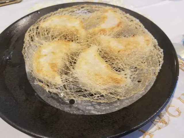 好似學鼎乜風下面加塊嘢，餡都變埋，加蝦仁落窩貼，不倫不類