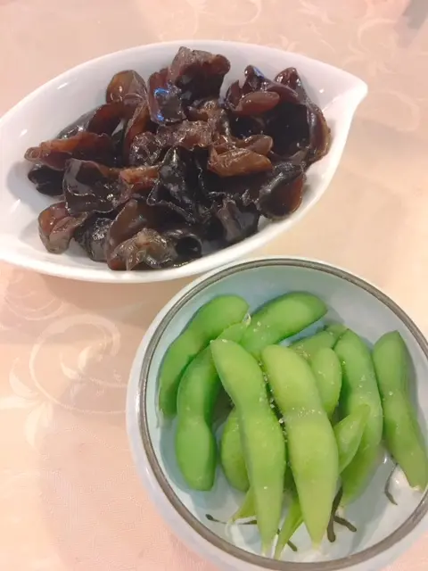 涼伴黑木耳; 岩鹽花枝豆