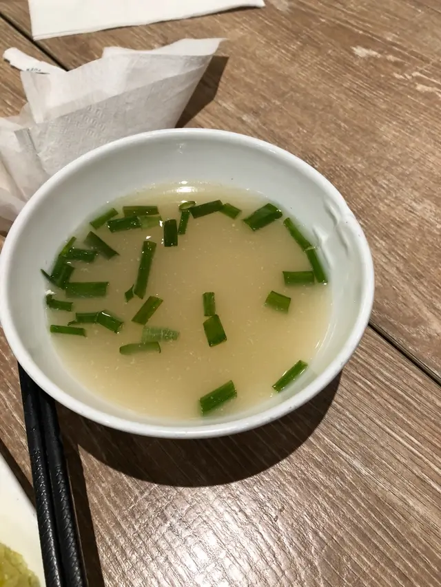 呢個例湯真係不得了，首先係凍嘅，飲落味道似公仔面味粉開水，再加生嘅葱