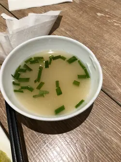 呢個例湯真係不得了，首先係凍嘅，飲落味道似公仔面味粉開水，再加生嘅葱