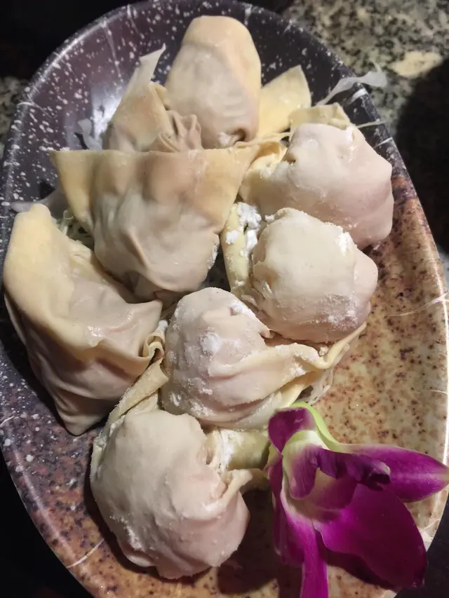 鮮蝦雲吞 麻辣牛肉餃