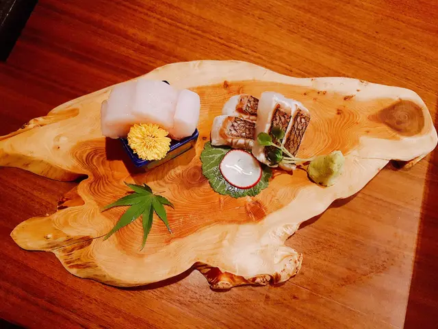  赤矢柄刺身(左) 蜜柑鯛魚刺身(右)