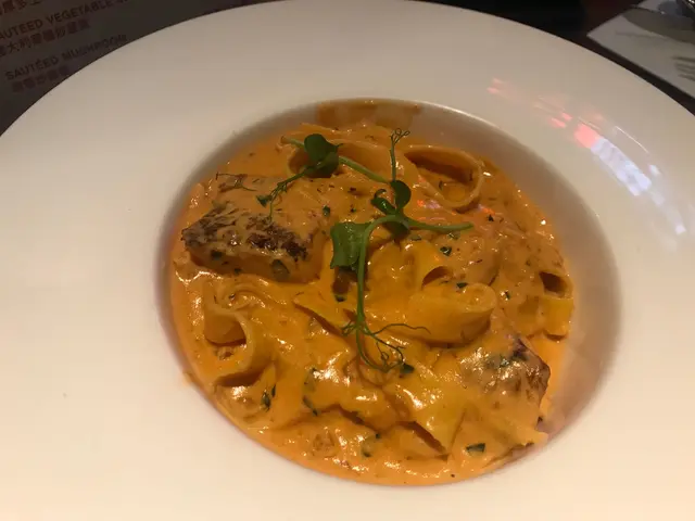 芝士寬條麵配鮮三文魚