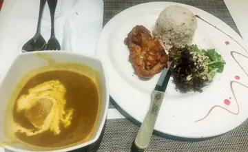 咖喱雞扒配糙米飯