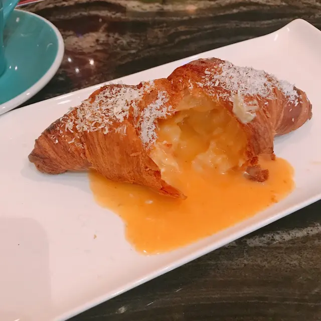 冬蔭功流心牛角包